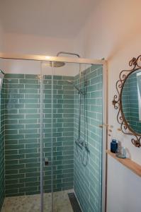 baño con ducha con azulejos verdes en Little Bispo Apartments, en Vila do Bispo