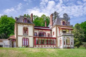 una casa vieja en la cima de un campo de hierba en DOMAINE DE LA TISNERE, en Gelos