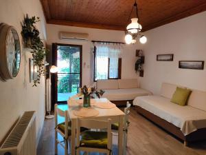 salon ze stołem i kanapą w obiekcie Armonia & Anemos Family Apartments w mieście Kalamos