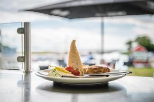 ein Teller mit Lebensmitteln auf einem Tisch in der Unterkunft Marina Martinshafen - Beach life in Sassnitz