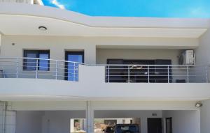 Blick auf ein Haus mit Balkon in der Unterkunft Stadium Sea Beach Apartment in Kissamos