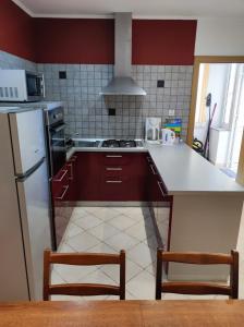 eine Küche mit braunen Schränken und einer weißen Arbeitsplatte in der Unterkunft Apartmani Anđela Kordić in Rab