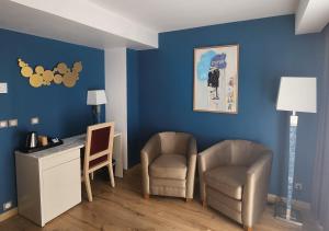 - une salle d'attente avec 2 chaises et un bureau dans l'établissement Hôtel Montaigne & Spa, à Cannes