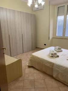 ピッツォにあるL'albero di limoni sul mare di Pizzoのベッドルーム1室(ベッド2台、窓付)