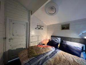 um quarto com uma cama e um relógio na parede em Ferienhaus Wieden am Deich em Hofe