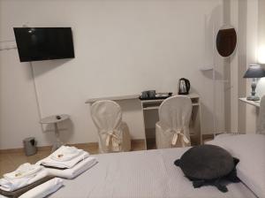uma tartaruga sentada numa cama num quarto em La Sosta in Lunigiana em Monti di Licciana Nardi
