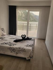 - un lit avec un ruban dans une chambre dotée d'une fenêtre dans l'établissement La Rosa, à Dubova