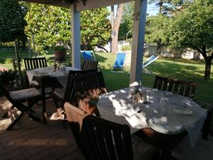 einen Tisch für eine Mahlzeit auf einer Terrasse in der Unterkunft Villa Oasi in San Giuliano Terme