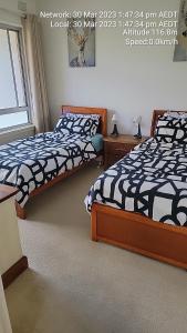dwa łóżka siedzące obok siebie w sypialni w obiekcie Close to the famous Bondi Beach in Australia w mieście Sydney