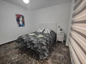 1 dormitorio con 1 cama en una habitación blanca en Apartamento en el centro histórico con ascensor, en Jaén