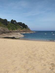 a sandy beach with a view of the ocean at L'Escale Marine in Saint-Lunaire