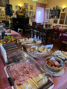 ヴァダにあるHotel Ellymarの食べ物のバスケットがたくさん並ぶテーブル