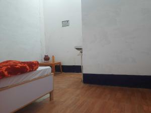 Habitación con cama y suelo de madera. en OYO HOME 80891 Hotel Always Welcome en Jewar