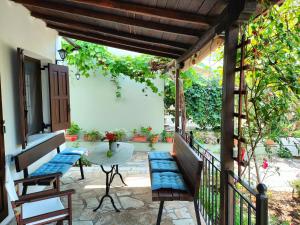 d'une terrasse avec une table et des chaises sur un balcon. dans l'établissement Armonia & Anemos Family Apartments, à Kalamos