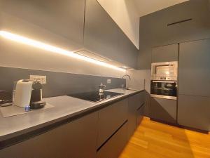 Η κουζίνα ή μικρή κουζίνα στο Amazing Apt San Lorenzo 19, Rolli palace UNESCO - Overlooking the Cathedral FREE PRIVATE PARKING