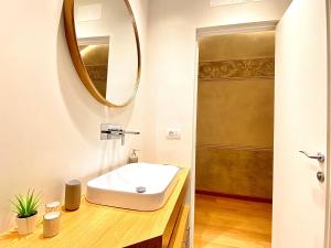 Ένα μπάνιο στο Amazing Apt San Lorenzo 19, Rolli palace UNESCO - Overlooking the Cathedral FREE PRIVATE PARKING