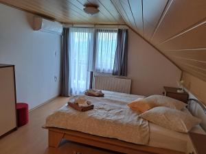 ein Schlafzimmer mit einem großen Bett in einem Zimmer in der Unterkunft Getaway "At the three lights" in Sevnica