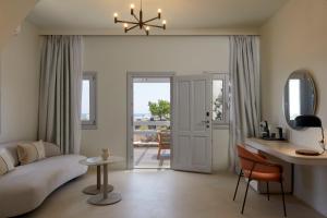 Posezení v ubytování Orabel Suites Santorini (Adults Only)