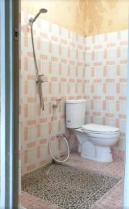 une salle de bain avec toilettes et douche dans l'établissement Kos Putri BANDARA Syariah- Kos Harian, Mingguan, Bulanan, à Wendit