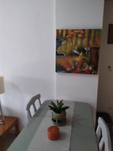 stół jadalny z rośliną na górze w obiekcie Tzikas apARTments w Salonikach