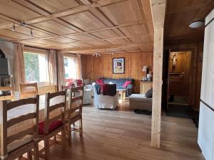 TV a/nebo společenská místnost v ubytování ZE Mountain Lodge, Morgins