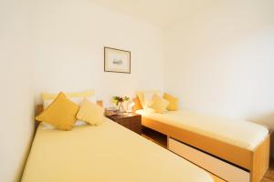 dos camas sentadas una al lado de la otra en una habitación en Apartments Sarah, en Korčula