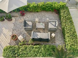 an overhead view of a patio with chairs and an umbrella at B&B Sabbia e Sassi in Praia a Mare