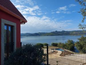 uma vista para um lago a partir de uma casa em Belas Vistas Hotel em Montalegre