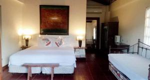 Hoyohoy Villas Resort, Inc. tesisinde bir odada yatak veya yataklar
