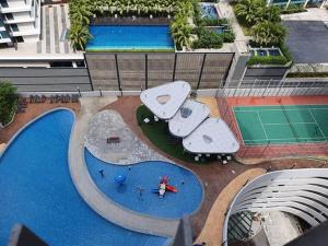 Bazén v ubytování Encorp Marina 2 Guests High Floor Nflix Disney Movie at Puteri Harbour L22 nebo v jeho okolí