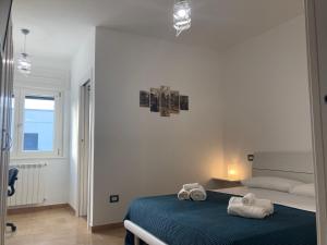 - une chambre avec un lit et 2 serviettes dans l'établissement B&B Sabbia e Sassi, à Praia a Mare
