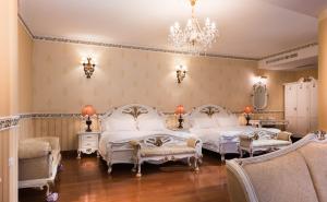 仁愛鄉的住宿－清境佛羅倫斯渡假山莊，一间卧室配有两张床和吊灯。