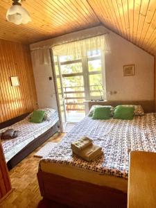 Ένα ή περισσότερα κρεβάτια σε δωμάτιο στο Mazurski klimat na Plażowej 10