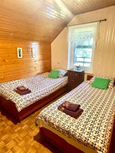 Ένα ή περισσότερα κρεβάτια σε δωμάτιο στο Mazurski klimat na Plażowej 10