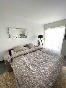 a bedroom with a large bed and a window at Studio centre ville à pied in Cannes