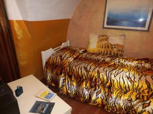 um quarto de hotel com uma cama e uma mesa em Casa Vacanza Mary em Santeramo in Colle