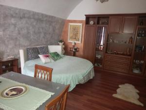 sypialnia z łóżkiem i stołem w obiekcie Casa Vacanza Mary w mieście Santeramo in Colle