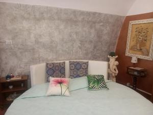 um quarto com uma cama com duas almofadas em Casa Vacanza Mary em Santeramo in Colle