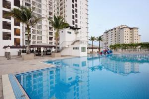 una gran piscina junto a algunos edificios altos en Lavish Retreat: Stylish & Scenic Penthouse, en Johor Bahru