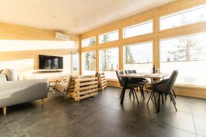 a living room with a table and chairs at Näköalahuvila Pikku-Syötteen Helmi in Syöte