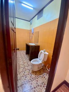 ein Bad mit einem WC und einem Waschbecken in der Unterkunft Hana Riverside Hotel in Vang Vieng
