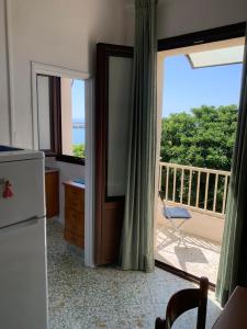 een keuken met een deur naar een balkon bij MARE CELESTE APPARTAMENTO in Sciacca
