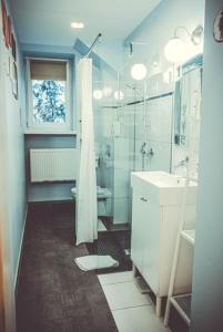 ルブリンにあるcdn Pokojeのバスルーム(シャワー、トイレ、シンク付)