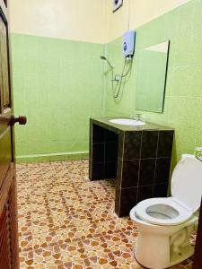 een badkamer met een toilet en een wastafel bij Hana Riverside Hotel in Vang Vieng