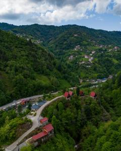 una vista aérea de un pueblo en una montaña en bungalove tatil köyü, en Çamlıhemşin