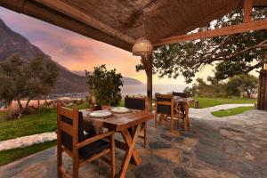 een houten tafel en stoelen op een patio bij Flavia Hotel in Kızılcakaya