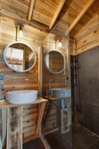 een badkamer met een wastafel en een spiegel bij Flavia Hotel in Kızılcakaya