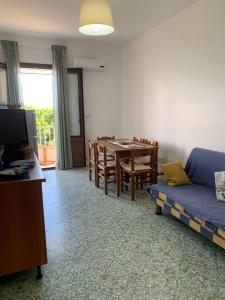 een woonkamer met een bank en een eettafel bij MARE CELESTE APPARTAMENTO in Sciacca