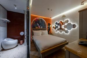 Cette chambre comprend un lit et une salle de bains. dans l'établissement PYNT HOTEL, à Hô-Chi-Minh-Ville