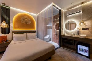 Cette chambre comprend un lit et une salle de bains. dans l'établissement PYNT HOTEL, à Hô-Chi-Minh-Ville
